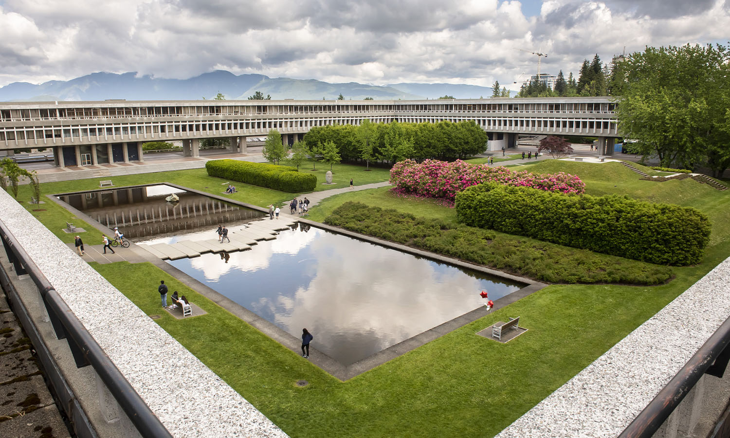 Khuôn viên Simon Fraser University rất rộng rãi và thơ mộng Khuôn viên Simon Fraser University rất rộng rãi và thơ mộng
