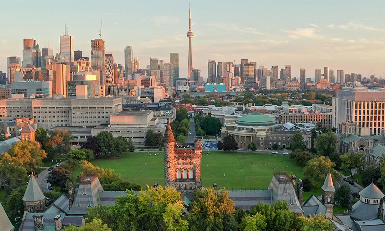 University of Toronto là một trong những trường đại học hàng đầu thế giới University of Toronto là một trong những trường đại học hàng đầu thế giới